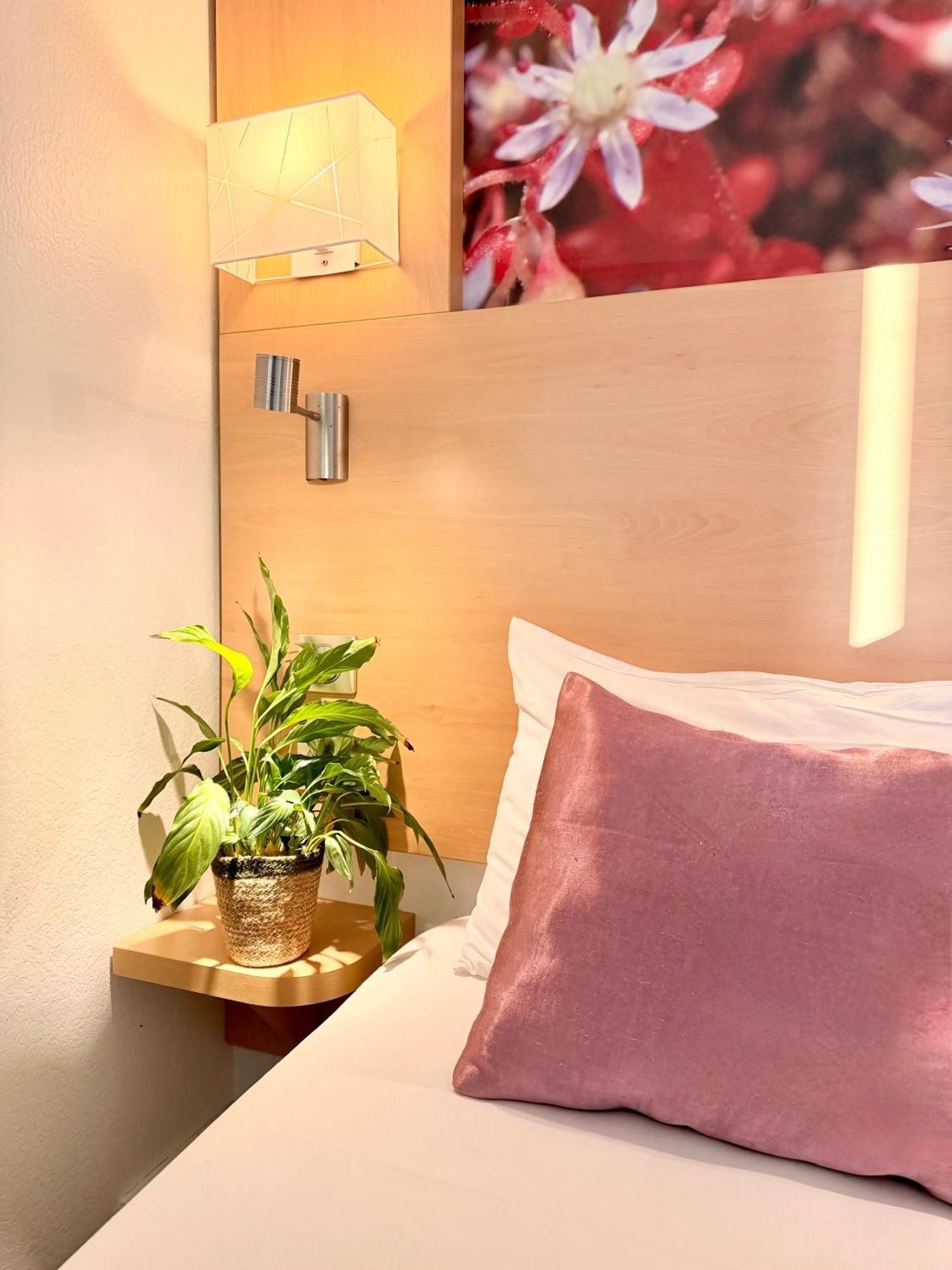 Twin Room,1742606603:JPEG